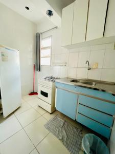 Kuchyň nebo kuchyňský kout v ubytování Quarto, sala, cozinha e banheiro, ar condicionado, á 2 minutos da praia do porto da barra-203-46