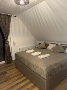 バート・ハルツブルクにあるFeWo DT ''Bismarck'' mit traumhafter Balkonaussichtの枕が2つ置かれたベッドのある寝室