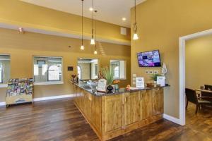 a restaurant with a counter in the middle of a room at Penthouse Lakeview Haven in Branson