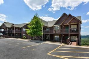 a large apartment building with a parking lot at Penthouse Lakeview Haven in Branson