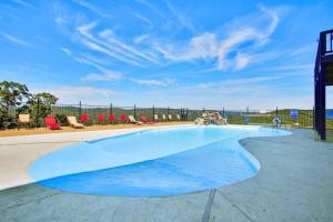 a large swimming pool with a blue at Penthouse Lakeview Haven in Branson