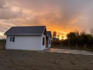 Η ανατολή ή δύση του ηλίου όπως φαίνεται από αυτή η παραθεριστική κατοικία ή από εκεί κοντά