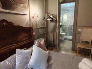 sypialnia z łóżkiem i łazienką w obiekcie L'Antico Lido Venice w Lido di Venezia +37 zdjęć