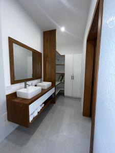 une salle de bain avec deux lavabos et un miroir dans l'établissement Villas Montemar - Villa Sol, à Las Terrenas