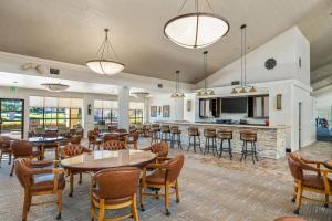 TV a/nebo společenská místnost v ubytování Palm Desert Resort Home Outdoor Dining with Views