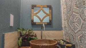 Lushes Lodge 1 with Lunch Included的休息区