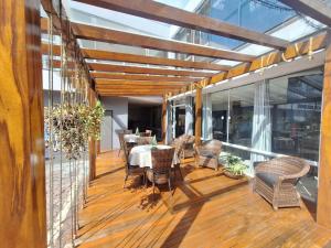 a patio with a table and chairs on a balcony at Hotel Descanso in São Miguel dʼOeste