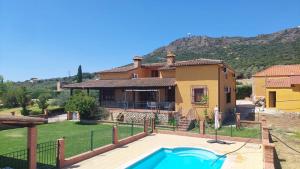 willa z basenem przed domem w obiekcie Casa rural Dalia w mieście Sierra de Fuentes