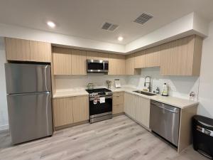 洛杉矶Modern House Santamonica的厨房配有不锈钢用具和木柜