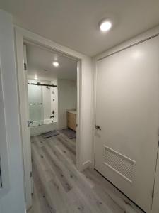 洛杉矶Modern House Santamonica的一间空房间,门通向浴室 更多6张照片