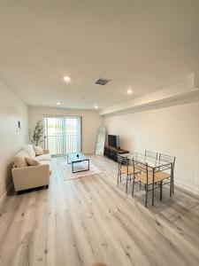 洛杉矶Modern House Santamonica的客厅里有一张沙发和一张桌子。