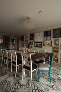 a dining room with a table and chairs at Bonaluti in Mirsk