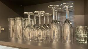 Una fila de vasos transparentes colocados en un estante. en WALDNEST - Apartment Seefeld, en Seefeld in Tirol