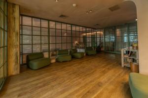 Area tempat duduk di The Charlee Hotel