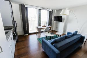 a living room with a blue couch and a table at Loft 44 puebla center by Rotamundos in Puebla