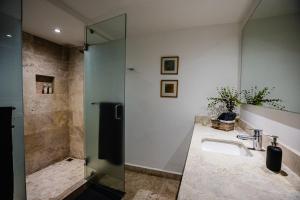 a bathroom with a sink and a shower at Loft 44 puebla center by Rotamundos in Puebla +26 photos