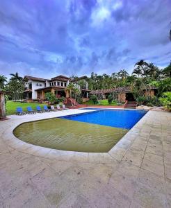 a swimming pool in front of a house at Villa Rosario in San Jerónimo