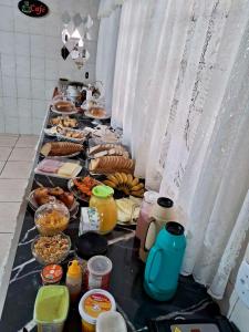 Barra do TurvoにあるHotel Limaのさまざまな種類の食べ物が並ぶビュッフェライン