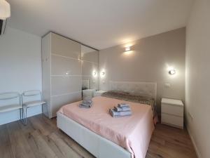 une chambre avec un lit et un grand miroir dans l'établissement Ultimo piano con terrazzo e posto auto, à Zola Predosa