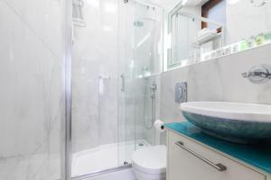 Un baño con lavabo y ducha de cristal. en Hotel Pera Parma, en Estambul