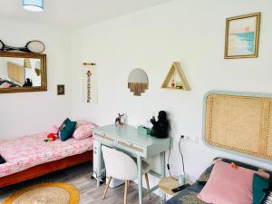 a bedroom with a desk and a bed and a desk at Casilda y Villamil Playa de Patos & Camino de Santiago in Nigrán