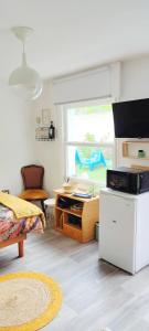 a room with a bed and a desk and a window at CasaZaPatos Bungalows in Nigrán