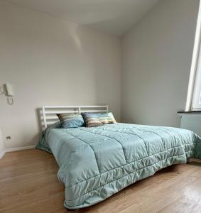 シャルルロワにあるOrléan 41 A centre-gare-aéroportの青い掛け布団が敷かれたベッドのある寝室