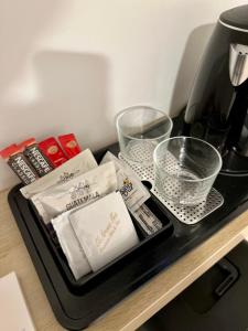 un vassoio con cibo e altri prodotti su un tavolo di Demar Apartments a Salerno