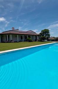 Hồ bơi trong/gần Las Camelias Casa de Campo en San Lorenzo, Salta