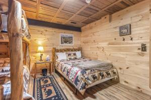 Postel nebo postele na pokoji v ubytování HotTub, Gym, Theater, PetFriendly, 8min to slopes!