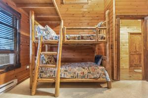 Postel nebo postele na pokoji v ubytování HotTub, Gym, Theater, PetFriendly, 8min to slopes!
