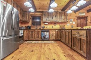 Kuchyň nebo kuchyňský kout v ubytování HotTub, Gym, Theater, PetFriendly, 8min to slopes!