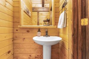 Koupelna v ubytování HotTub, Gym, Theater, PetFriendly, 8min to slopes!