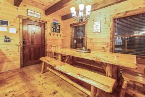Fotografie z fotogalerie ubytování HotTub, Gym, Theater, PetFriendly, 8min to slopes! v destinaci Mount Jackson