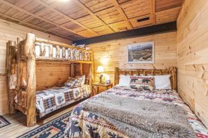 Postel nebo postele na pokoji v ubytování HotTub, Gym, Theater, PetFriendly, 8min to slopes!
