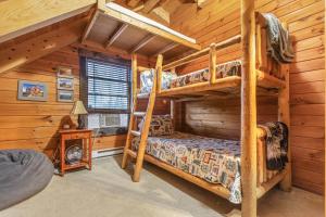 Postel nebo postele na pokoji v ubytování HotTub, Gym, Theater, PetFriendly, 8min to slopes!