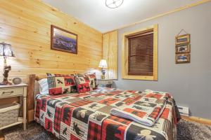 Postel nebo postele na pokoji v ubytování HotTub, Gym, Theater, PetFriendly, 8min to slopes!
