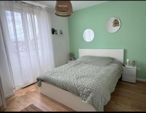Un dormitorio con una cama y una ventana grande. en Chez Jojo, en Saint-Dizier