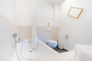 Koupelna v ubytování Unique Penthouse with Gallery and Mountain View + 37 fotografií