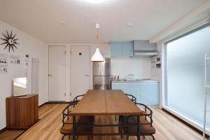 Кухня или мини-кухня в Hostel In Kyoto Gion - Vacation STAY 13412v
 +18 фотографий