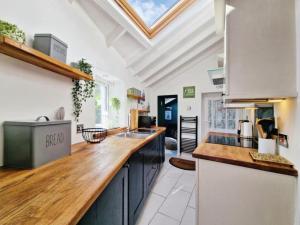 Η κουζίνα ή μικρή κουζίνα στο Clover Neuk - Hot Tub - Coorie Doon Stays +19 φωτογραφίες