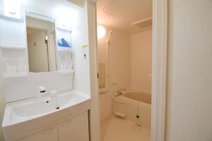 ein Badezimmer mit Waschbecken und Badewanne in der Unterkunft Hostel In Kyoto Gion - Vacation STAY 13450v in Giommachi