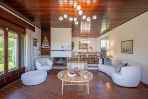 O zonă de relaxare la Encantadora villa con Piscina,Spa y cerca de playa