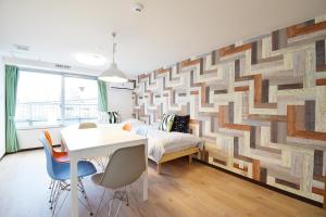 a bedroom with a large wooden wall with a bed and a desk at Hostel In Kyoto Gion - Vacation STAY 13388v in Gionmachi