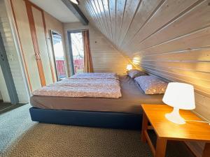 Voodi või voodid majutusasutuse Natur pur mit Seeblick & Sauna - Ferienhaus Helly von Mein-Seepark toas