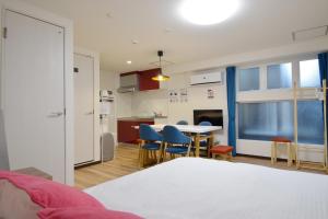 a bedroom with a bed and a table and chairs at Hostel In Kyoto Gion - Vacation STAY 13469v in Gionmachi
