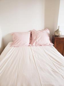 Postel nebo postele na pokoji v ubytování Un petit coin de soleil chez l'habitant