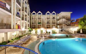 Πισίνα στο ή κοντά στο Hotel Palace