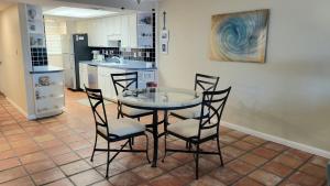 Kuchyň nebo kuchyňský kout v ubytování 516 - Newly Updated Oceanfront 2 Bedroom