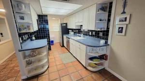 Kuchyň nebo kuchyňský kout v ubytování 516 - Newly Updated Oceanfront 2 Bedroom